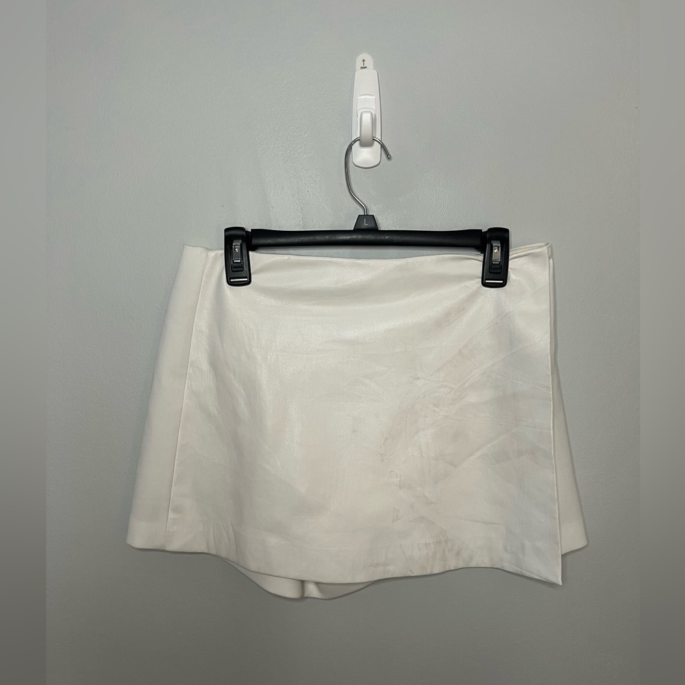 Alice + Olivia faux leather skort size 10 color white - Picture 2 of 9